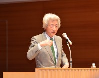 講演する小泉純一郎元首相＝新潟市中央区で