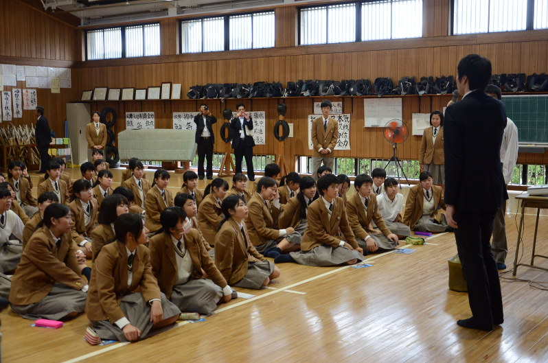ユニセフ教室 活動に理解を 協会職員が世界の子供の状況説明 長崎商高 長崎 毎日新聞