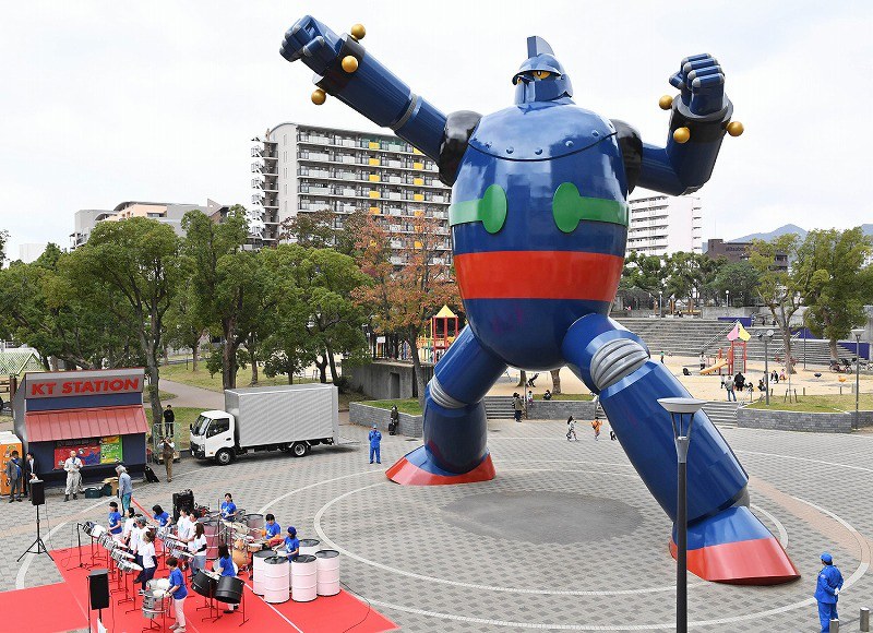 鉄人28号：原作版仕様に塗り替えてお披露目 神戸・長田 [写真特集2/7