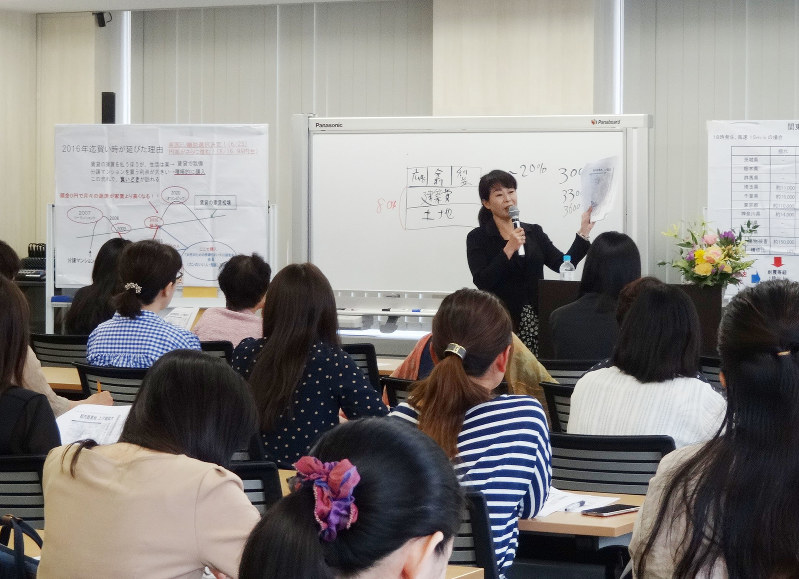 参加者が真剣に聴き入るマンション購入講座=東京都千代田区内で池乗有衣撮影