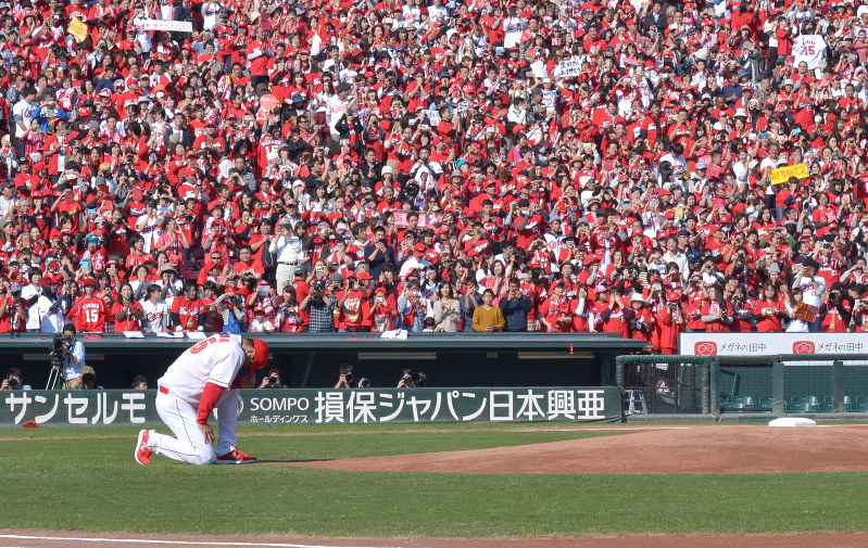 広島優勝パレード 黒田 泣き崩れる 思い出のマウンドで 毎日新聞