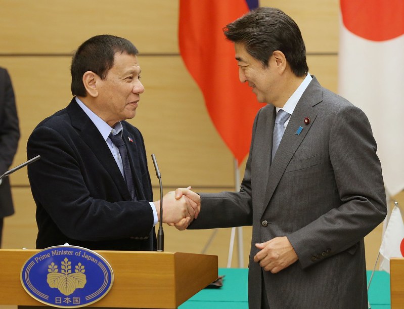 首脳会談で握手するフィリピンのドゥテルテ大統領(左)と安倍晋三首相=10月26日、宮武祐希撮影