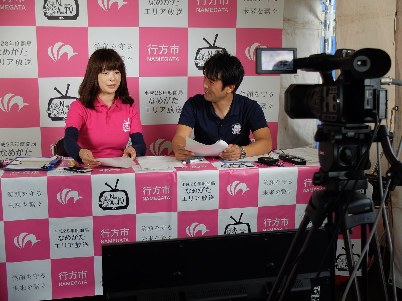 特設スタジオから放送した「なめがたエリアテレビ」=行方市玉造甲の霞ケ浦ふれあいランドで