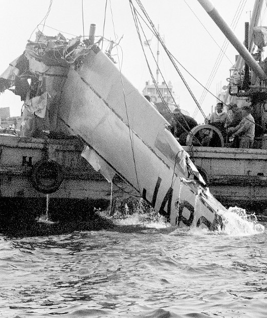 関西50年前：【昭和41年11月18日】残骸を引き揚げ | 毎日新聞