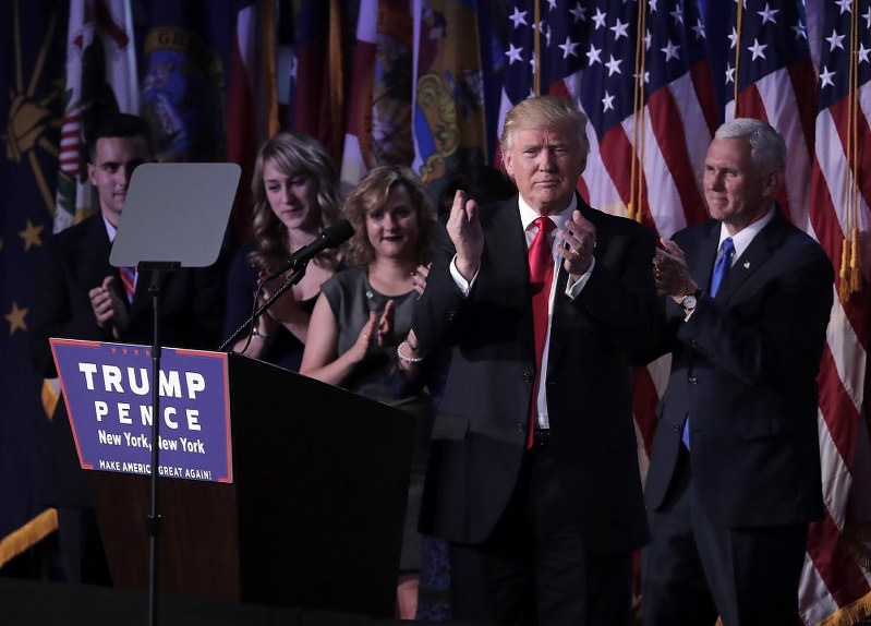 米大統領選で勝利を確実にし、支持者の前に姿を現したドナルド・トランプ氏(右から2人目)=米ニューヨークで9日、AP