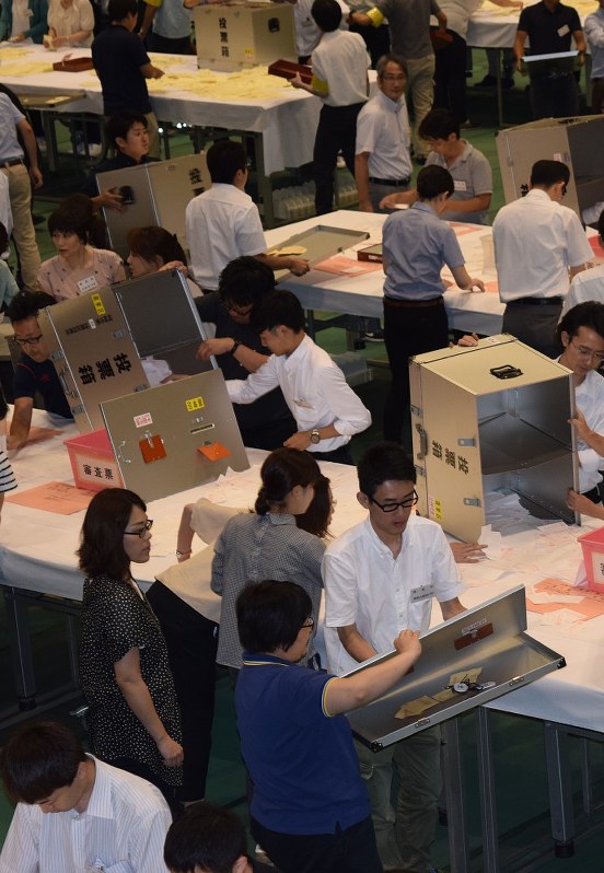 選挙のいろは 正確かつ迅速に開票作業 毎日新聞