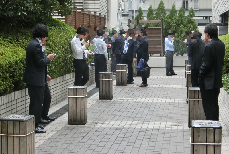 中央合同庁舎5号館の喫煙所。本館裏手の低層棟の横にある=2016年11月8日、山田泰蔵撮影(画像を一部加工しています)