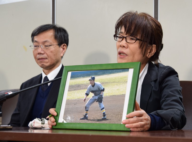 長男大輔さんの遺影を手に「安全向上につながる判決を求めたい」と語る市川正子さん(右)=東京・霞が関の司法記者クラブで2016年11月9日午後4時43分、伊藤直孝撮影