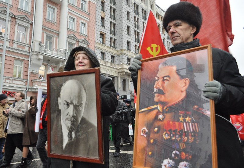 旧ソ連を歩いて：（33）ロシア革命99年のデモ行進 | 毎日新聞