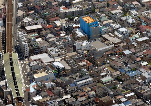 町工場と住宅が混然一体となっている東京都大田区の京急大森町駅付近=2016年6月11日、望月亮一撮影