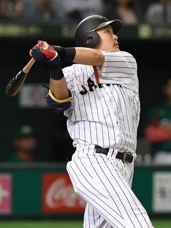 【日本-メキシコ】五回裏日本、2死一塁、筒香が中越え適時二塁打を放つ=東京ドームで2016年11月10日、竹内紀臣撮影