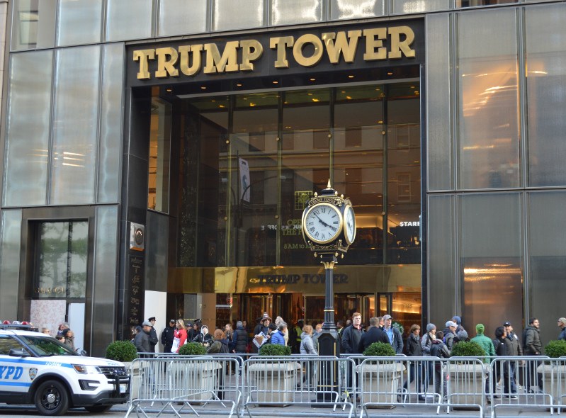 ニューヨーク・マンハッタンの一等地に建つトランプ・タワーの正面入り口。多くの人が訪れ、混雑している=2016年10月28日、田中義郎撮影