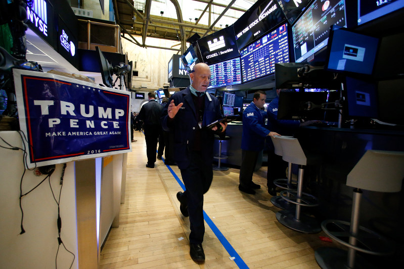 ニューヨーク証券取引所のトレーダー。トランプ氏勝利後、米株価は上昇した=2016年11月10日、ロイター