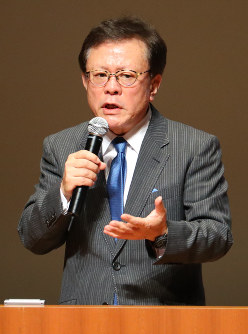 小池百合子知事の政治塾で講師としてあいさつする猪瀬直樹・元都知事＝豊島区で、長谷川直亮撮影