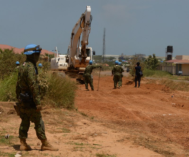PKO任務で幹線道路を整備する陸上自衛隊員たち=南スーダンの首都ジュバで2015年7月24日、川崎桂吾撮影