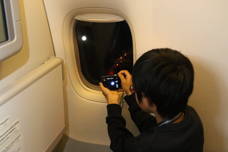 ＪＡＬ機から見えたスーパームーンを撮影する小学生＝仙台市上空で２０１６年１１月１４日午後５時２０分、米田堅持撮影