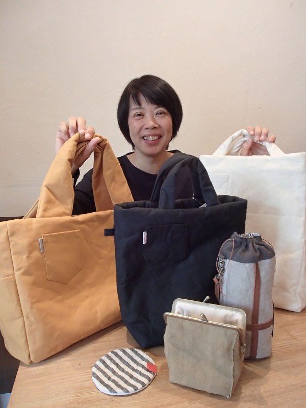 初めての個展を開催している布作家の中川磨紀さん。バッグを中心にポーチやコースターなどを制作している=浦安市猫実で