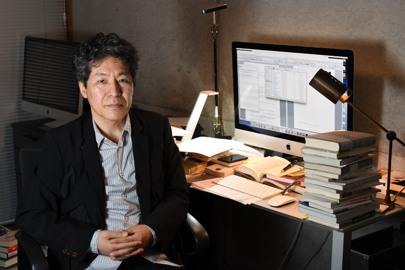 社会学者の大澤真幸さん=東京都世田谷区で2016年11月14日、根岸基弘撮影