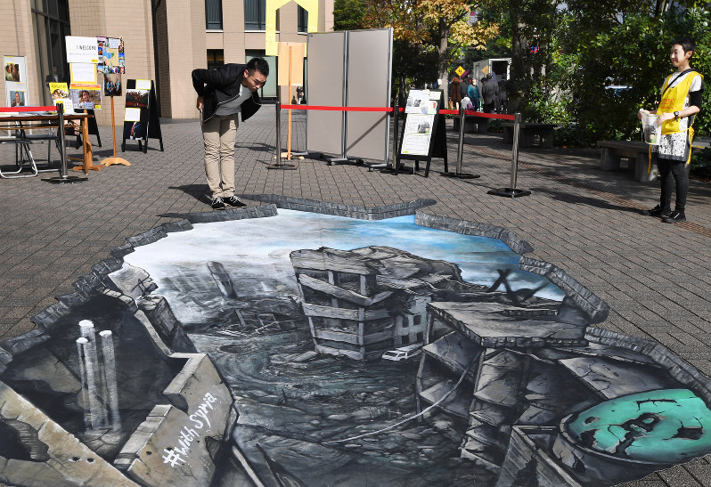 トリックアート展 シリアの荒廃 だまし絵で実感 毎日新聞