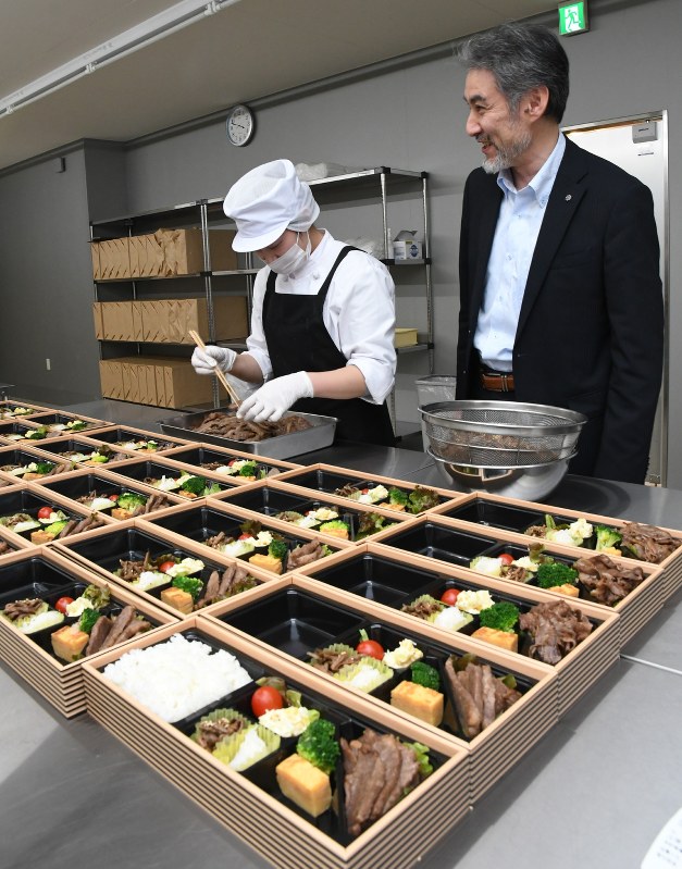 宅配弁当を製造する「牛玄亭厨房」の調理場。1日150食程度まで対応できるという=秋田市で