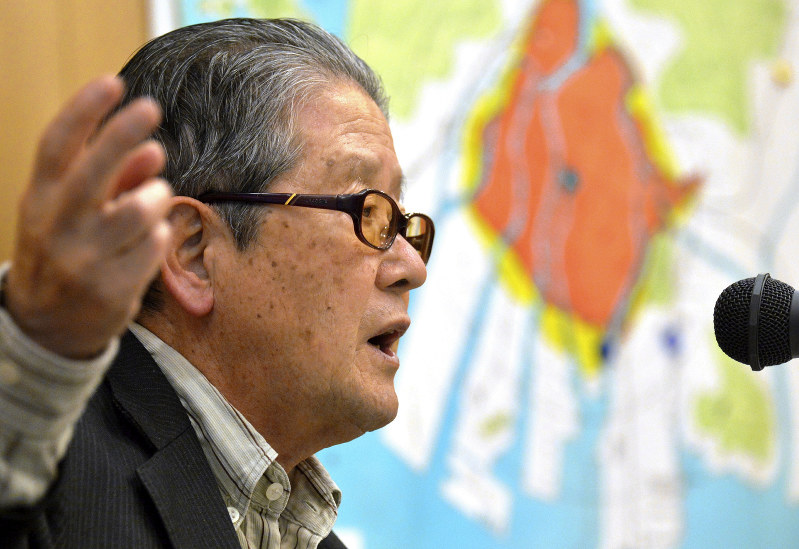 小学生に被爆体験を証言する豊永恵三郎さん=広島市中区で2016年11月11日、山田尚弘撮影