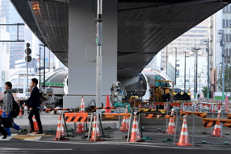 工事が続く未開通の環状2号線の高架下。奥は築地市場に続く築地大橋=東京都中央区勝どきで2016年11月18日午後4時7分、竹内紀臣撮影