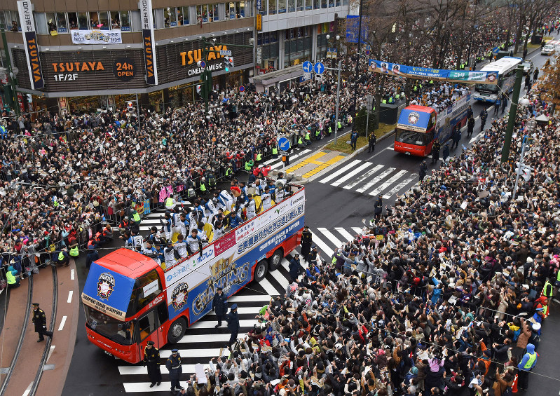 プロ野球：日本ハム優勝パレードに13万8000人 札幌 [写真