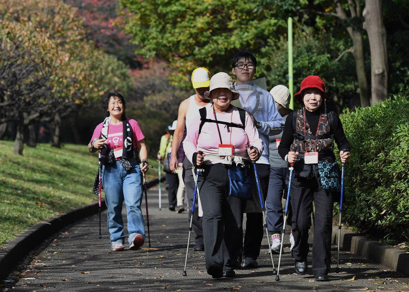 公園内を軽快に歩くおおたユニバーサルウォーキング大会の参加者