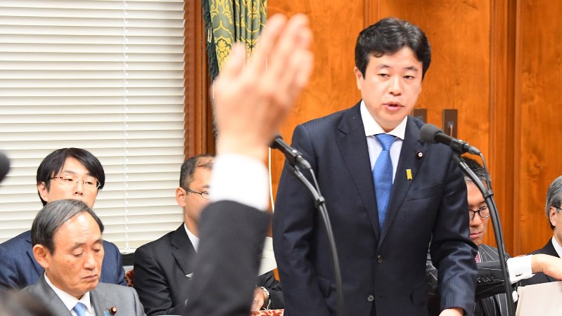 機動隊員による「土人」発言問題で、自身の見解について質問され、答弁する鶴保庸介沖縄・北方担当相(右)=2016年11月21日、川田雅浩撮影