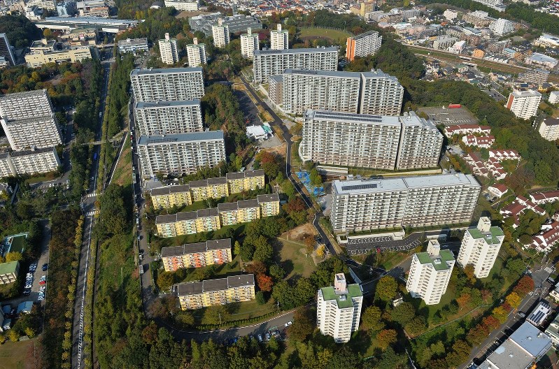 多摩丘陵を切り開いて作られた多摩ニュータウン。建て替えも進んでいる=東京都多摩市で2013年撮影