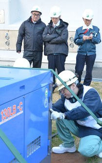 非常時の機器の起動訓練を視察する原子力規制委の田中知委員（後列中央）＝六ケ所村の日本原燃で
