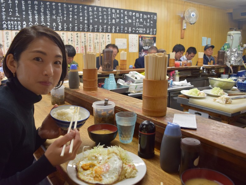 「みんなが食べることに一生懸命になっている様子も好き」と話す柏木智帆さん=東京都渋谷区恵比寿の「めし処こづち」で、稲田佳代撮影