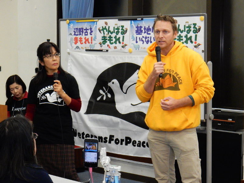「戦場では人間性が失われていった」と振り返るマイケル・ヘインズさん(右)。左は通訳のレイチェル・クラークさん=横浜市中区の波止場会館で2016年11月21日、福永方人撮影