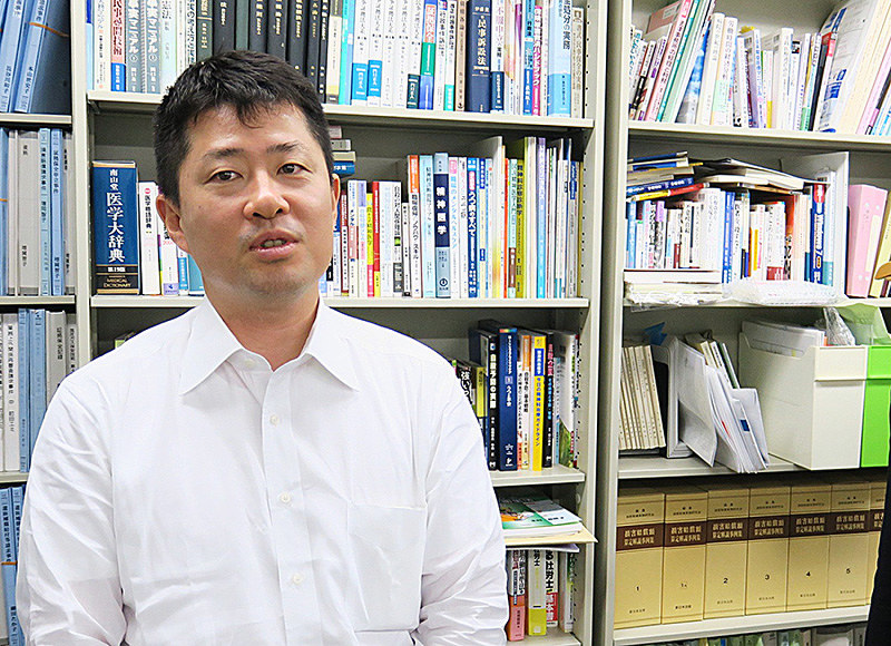 「自死遺族の相談に乗るには経験と勉強が必要」と話す生越照幸さん=大阪市で、玉木達也撮影