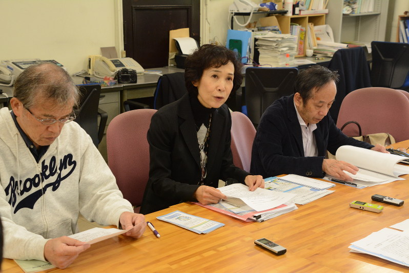 記者会見する松田弁護士(中央)ら