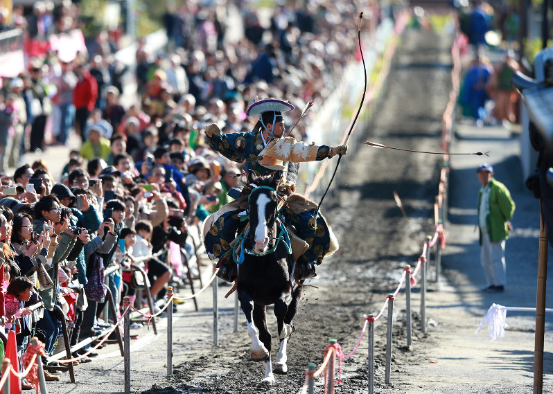 桑名・多度大社：馬上から射手が次々と矢を…流鏑馬祭 | 毎日新聞