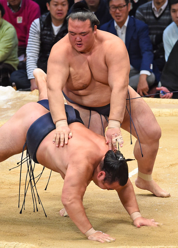 大相撲：「無冠の大関」稀勢の里、鶴竜の連勝止める | 毎日新聞 