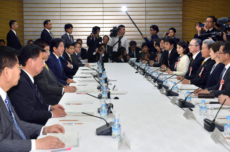 政府の働き方改革実現会議でも副業の議論が始まった。どこまで制度改革できるのか……=首相官邸で2016年10月24日、竹内紀臣撮影