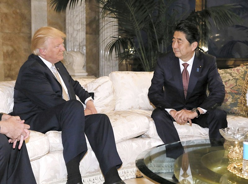 トランプ氏と会談する安倍首相。終了後に「私の基本的な考え方について話した」と説明した=ニューヨークで17日、内閣広報室提供