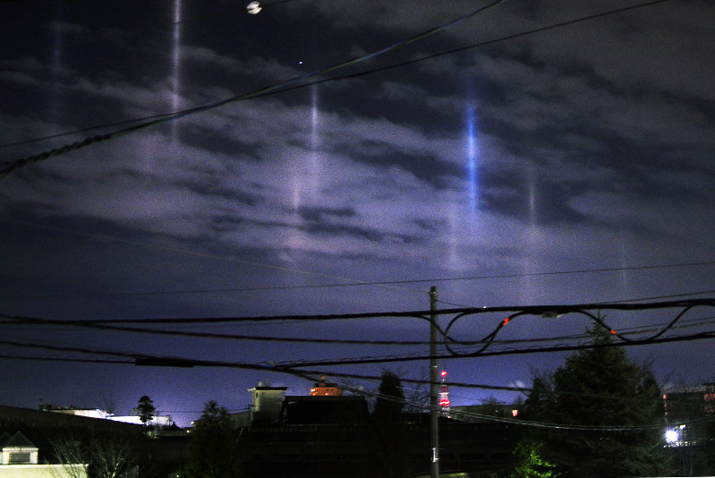 光柱現象：地上の光が雲に反射、函館の夜空を彩る [写真特集3/4