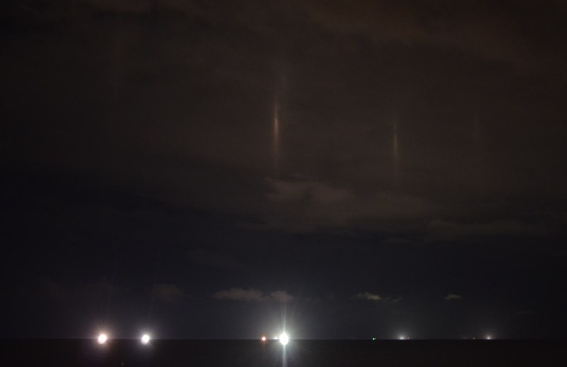 光柱現象：地上の光が雲に反射、函館の夜空を彩る [写真特集3/4