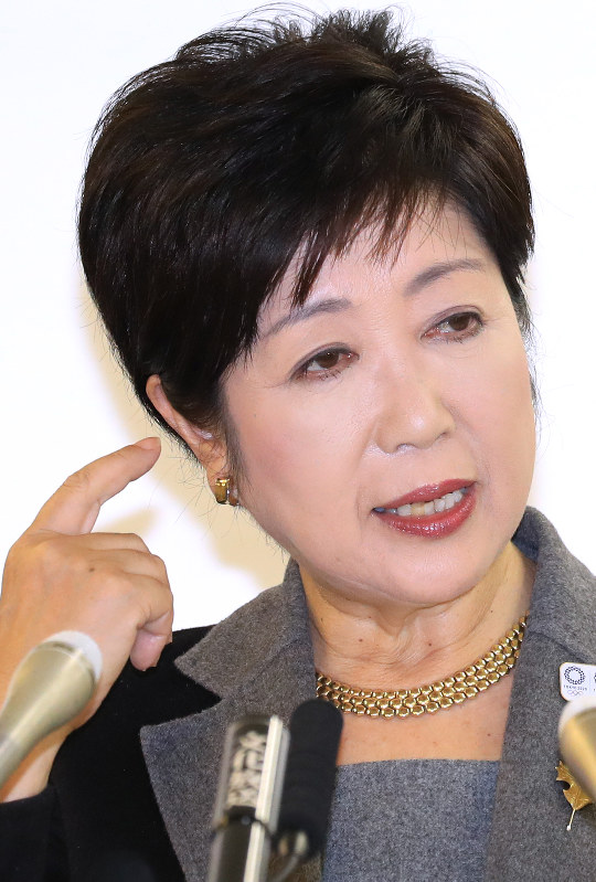 定例記者会見で質問に答える小池百合子都知事=東京都庁で2016年11月25日午後2時25分、梅村直承撮影