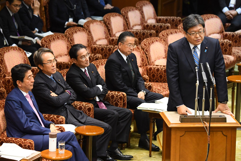 参院TPP特別委員会で民進党の蓮舫代表の質問に答える萩生田光一官房副長官(右)。左端は安倍晋三首相=国会内で2016年11月24日午後2時6分、川田雅浩撮影