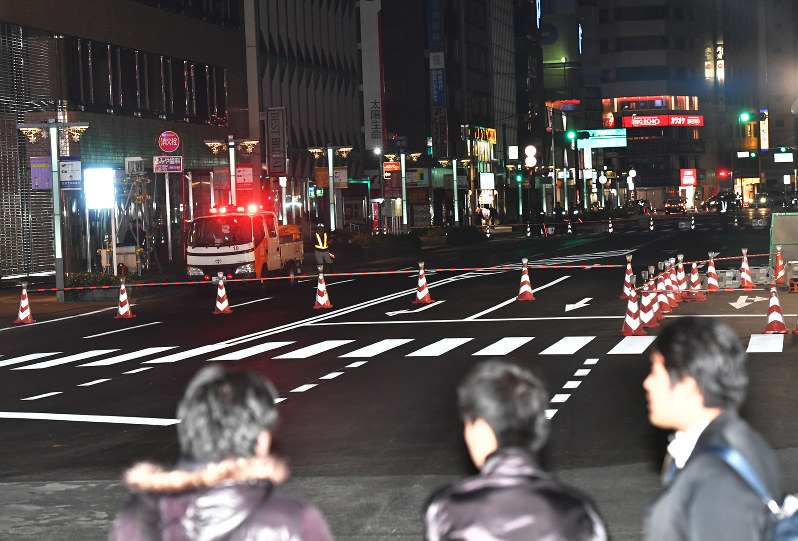 路面が沈下し、通行止めになった道路=福岡市博多区で2016年11月26日午前3時16分、野田武撮影