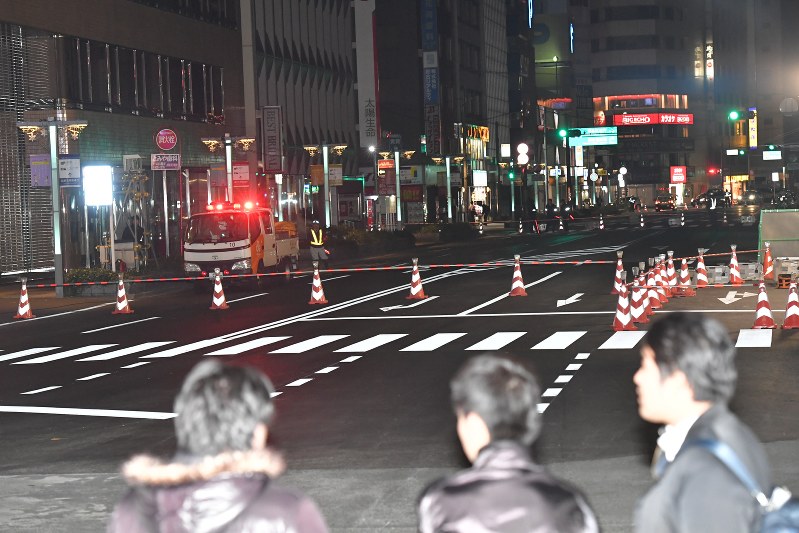 道路が沈下し、通行止めになった道路=福岡市博多区で2016年11月26日午前3時16分、野田武撮影