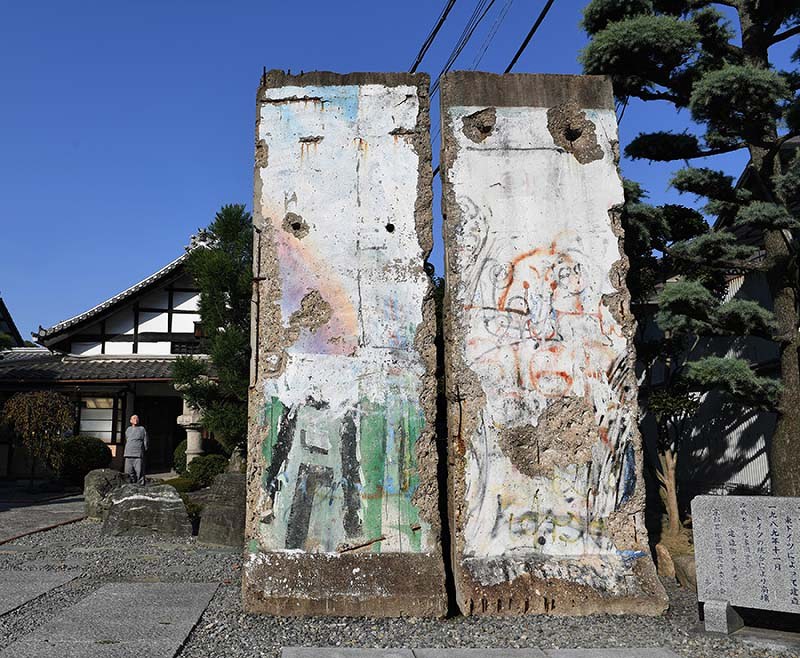 在日韓国・朝鮮人に「民族寺院」と親しまれている大阪市天王寺区の統国寺に、「統一への願い」をこめて市民団体がベルリンの壁を寄贈したのは1998年のことである。東西冷戦の象徴だった「壁」は崩壊したが、英国国民投票のEU離脱選択や米大統領選のトランプ氏勝利など、世界情勢は混沌の度合いを増しているようにも見える。崔無碍(チェ・ム・エ)住職(65)は「この壁は世界の移り変わりを見つめてきて、みんなが仲良くしてほしいと願っているのではないでしょうか」と話している=2016年11月15日、山崎一輝撮影