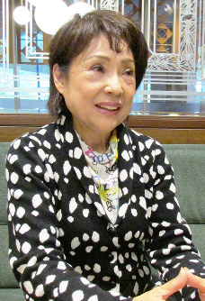 インタビューに応じる芸能リポーターの川内天子＝大阪市内で、屋代尚則撮影