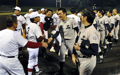 試合終了後に握手を交わす両チームの選手たち＝熊本市中央区の藤崎台県営野球場で２０１６年１１月２６日午後７時５８分、野呂賢治撮影