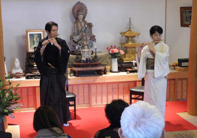 横笛の第一人者、鯉沼さん(左)と金子さんによる「いのちの調べ篠笛献曲コンサート」は参加者の心を打った