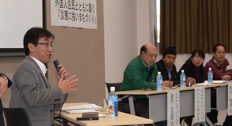 「外国人住民とともに築く災害に強いまちづくり」をテーマに、課題や具体策を話し合う登壇者たち=太田市浜町の市役所南庁舎で